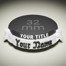 Lade das Bild in den Galerie-Viewer, Namensschild: Schriftrolle inkl. Titel