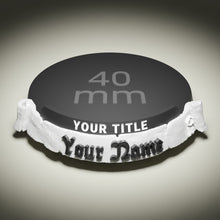 Lade das Bild in den Galerie-Viewer, Namensschild: Schriftrolle inkl. Titel