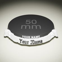 Lade das Bild in den Galerie-Viewer, Namensschild: Schriftrolle inkl. Titel