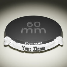 Lade das Bild in den Galerie-Viewer, Namensschild: Schriftrolle inkl. Titel