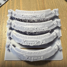 Lade das Bild in den Galerie-Viewer, Namensschild: Schriftrolle inkl. Titel